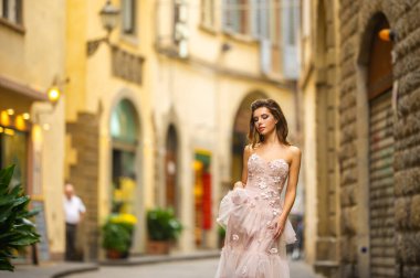 Pembe gelinlikli bir gelin Floransa, İtalya 'da yürüyor..