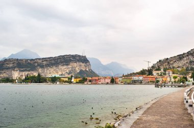 Güzel Lago di Garda gölü ve Alp manzaralı Torbole köyü. İtalya.