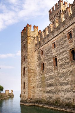 Sirmione 'deki Scaligera Kalesi, Garda Gölü. İtalya. Toskana..