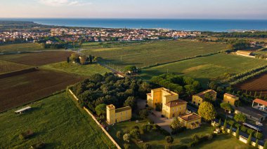 Toskana bölgesinde eski sarı bir villa manzarası. İtalya..