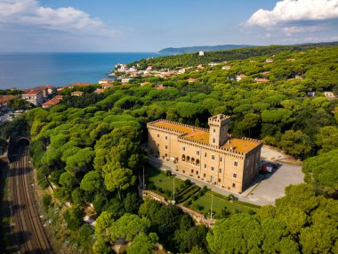 Paschini Kalesi, Toskana 'da Castiglioncello' da bulunan bir ortaçağ şatosu. İtalya, Livorno.