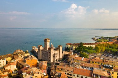 Scaligera Kalesi ve Garda Gölü 'ndeki Sirmione manzarası. İtalya. Toskana..