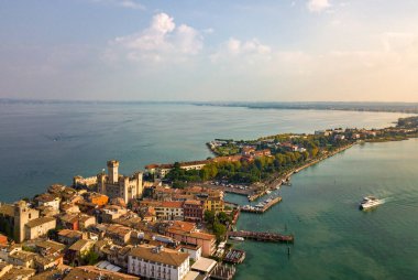 Scaligera Kalesi ve Garda Gölü 'ndeki Sirmione manzarası. İtalya. Toskana..