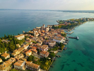 Scaligera Kalesi ve Garda Gölü 'ndeki Sirmione manzarası. İtalya. Toskana..