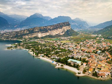 Lago di Garda Gölü ve Torbole Köyü 'nün en üst manzarası, Alp manzarası. İtalya.