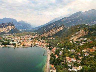 Lago di Garda Gölü ve Torbole Köyü 'nün en üst manzarası, Alp manzarası. İtalya.