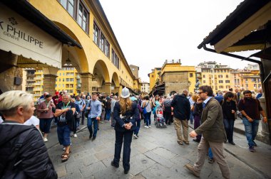 11 Ekim 2018 Tuscany.ITALY.FLORENCE: Polis ve turistler Ponte Vecchio Köprüsü 'nde.