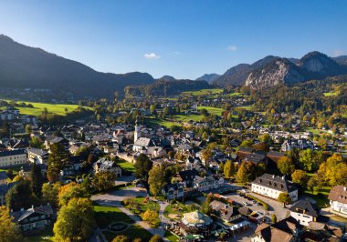Avusturya Alplerindeki Salzkammergut şehrinin en iyi manzarası.
