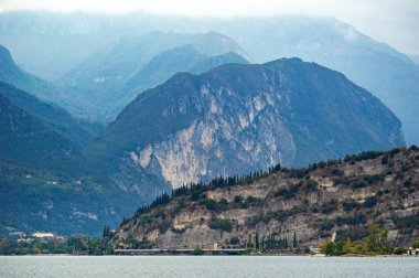 Garda Gölü ve İtalya 'daki gezinti güvertesi. Toskana..