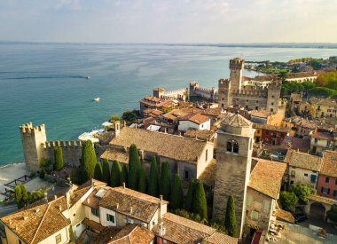 Scaligera Kalesi ve Garda Gölü 'ndeki Sirmione manzarası. İtalya. Toskana..