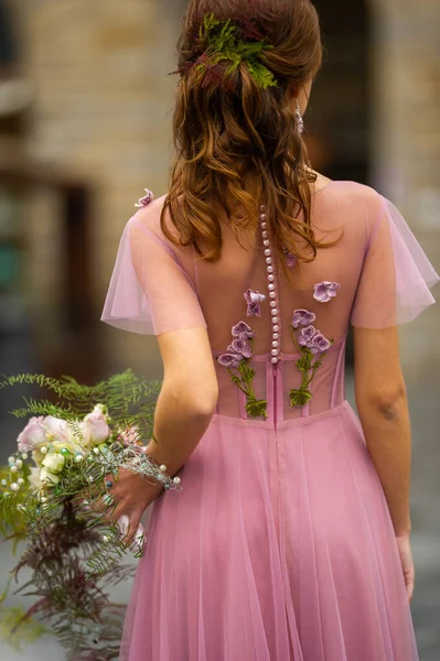 Uma Noiva Vestido Rosa Com Buquê Fica Centro Cidade Velha — Fotografia de Stock