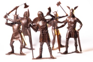 Beyaz arka planda izole edilmiş klasik oyuncak Kahverengi Viking askerleri.