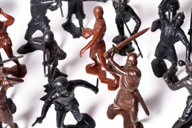 Beyaz arka planda farklı oyuncak asker figürleri..