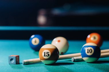 Bilardo masasında yeşil yüzey ve bilardo topları. Bilardo oyunu..