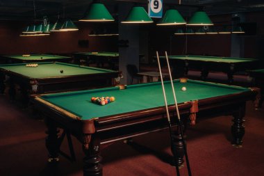 Bilardo masasında yeşil yüzey ve bilardo topları. Bilardo oyunu..