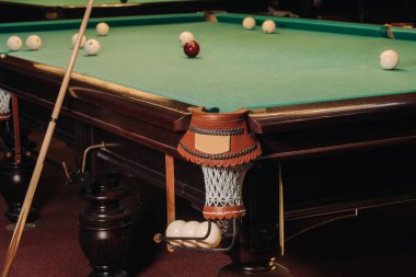 Bilardo kulübünde bilardo oynanan toplarla dolu bir bilardo masası..