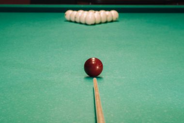 Yeşil masadaki bilardo oyununun başlangıcı. Toplar masanın üzerinde bir üçgen şeklinde dizildi..