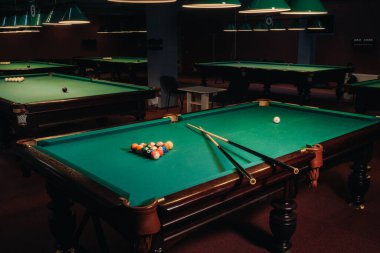 Bilardo masasında yeşil yüzey ve bilardo topları. Bilardo oyunu..