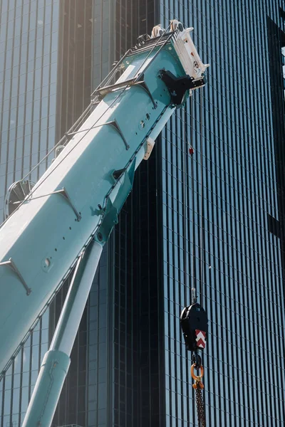 Mecanismo Elevação Guindaste Azul Com Ganchos Perto Edifício Moderno Vidro — Fotografia de Stock