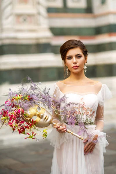 フィレンツェでヴェネツィアの仮面を手にしたウェディングドレスの花嫁 イタリア — ストック写真