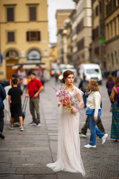 Eine Braut Einem Hochzeitskleid Mit Einer Venezianischen Maske Den Händen — Stockfoto