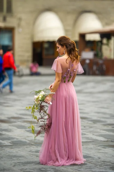 이탈리아 피렌체 시가지 중앙에 꽃다발을 분홍색 — 스톡 사진
