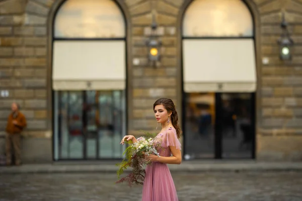 Une Mariée Robe Rose Avec Bouquet Trouve Centre Vieille Ville — Photo