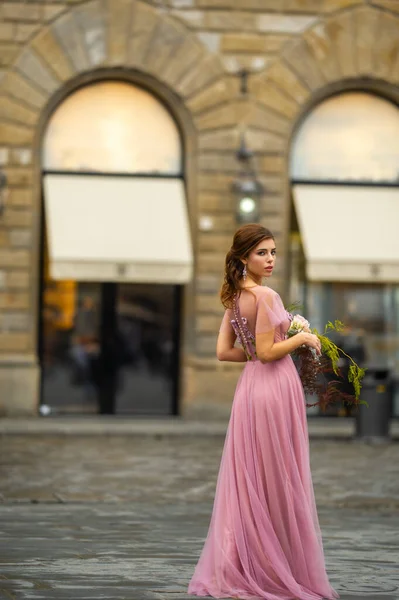 Eine Braut Einem Rosa Kleid Mit Einem Strauß Steht Zentrum — Stockfoto