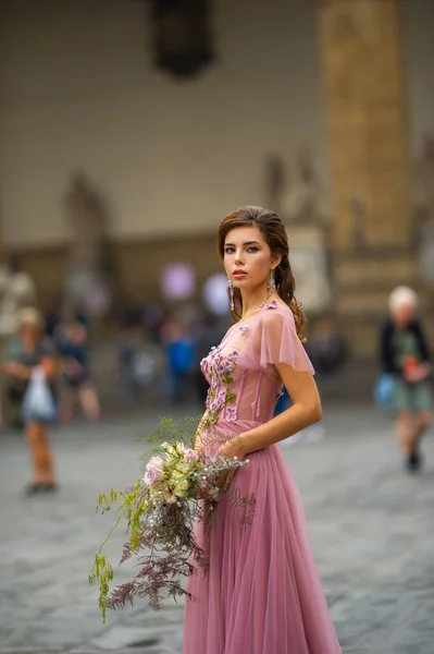 Μια Νύφη Ένα Ροζ Φόρεμα Ένα Μπουκέτο Στέκεται Στο Κέντρο — Φωτογραφία Αρχείου