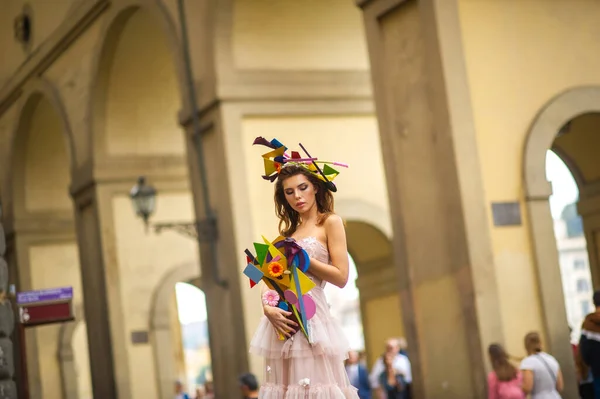 Una Sposa Abito Sposa Rosa Con Bouquet Insolito Decorazione Gorova — Foto Stock