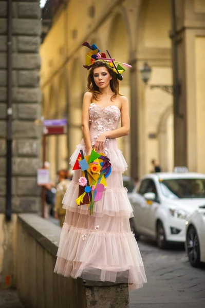 Une Mariée Dans Une Robe Mariée Rose Avec Bouquet Une — Photo