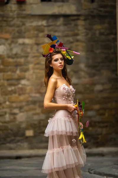 Panna Młoda Różowej Sukni Ślubnej Niezwykłym Bukietem Dekoracją Gorova Florencji — Zdjęcie stockowe