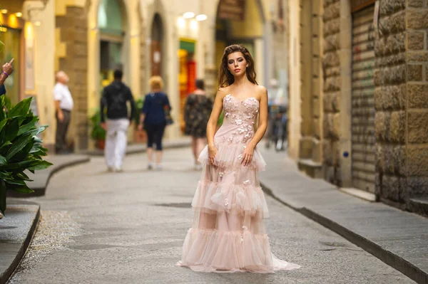 Une Mariée Dans Une Robe Mariée Rose Marche Florence Italie — Photo