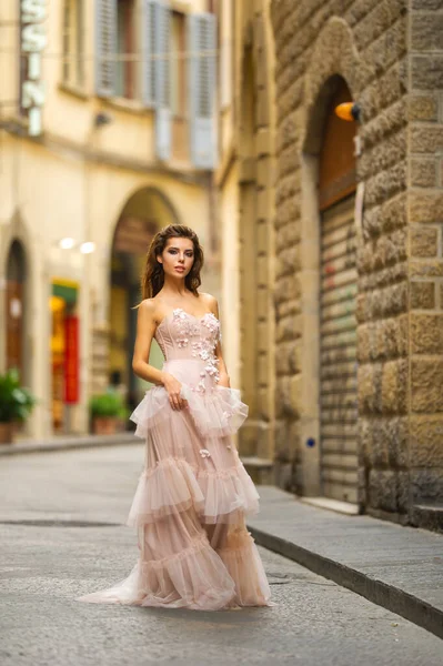 Uma Noiva Vestido Noiva Rosa Caminha Florença Itália — Fotografia de Stock