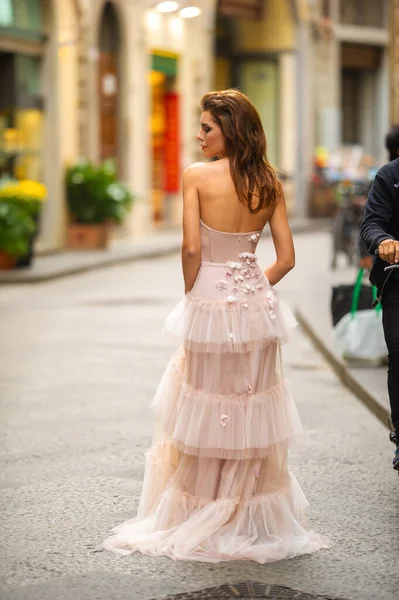 Une Mariée Dans Une Robe Mariée Rose Marche Florence Italie — Photo