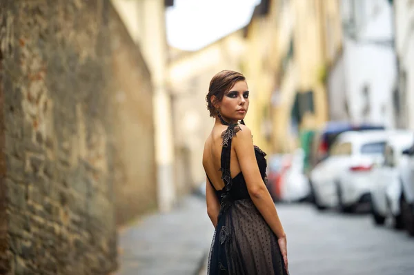 드레스를 아름다운 신부가 이탈리아 도시에서 드레스를 모델이 플로렌스를 거닐고 — 스톡 사진