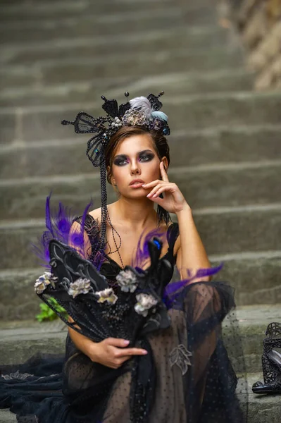 Bela Noiva Elegante Vestido Preto Senta Nas Escadas Florença Itália — Fotografia de Stock