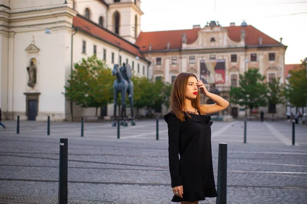 Elegante Ragazza Abito Nero Sulla Strada Della Città Brno Mattino — Foto Stock