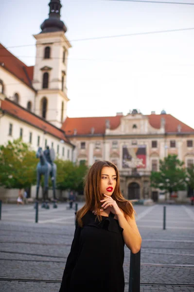 Menina Elegante Vestido Preto Rua Cidade Brno Manhã Checa — Fotografia de Stock