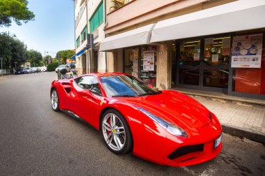 10 Ekim 2018 Castiglioncello, Toskana, İtalya. İtalyan spor arabası Ferrari 488 GTB bir şehir caddesinde.