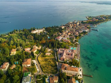 Scaligera Kalesi ve Garda Gölü 'ndeki Sirmione manzarası. İtalya. Toskana..