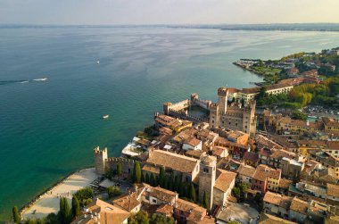 Scaligera Kalesi ve Garda Gölü 'ndeki Sirmione manzarası. İtalya. Toskana..