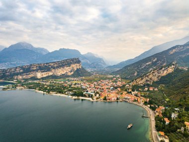 Lago di Garda Gölü ve Torbole Köyü 'nün en üst manzarası, Alp manzarası. İtalya.