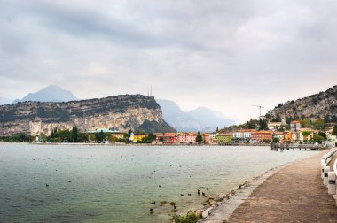 Güzel Lago di Garda gölü ve Alp manzaralı Torbole köyü. İtalya.