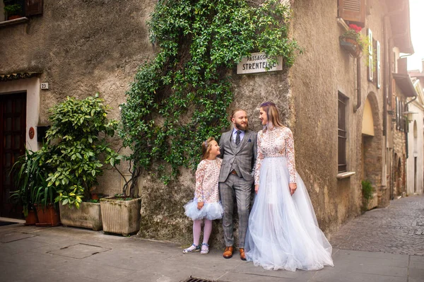 Eine Glückliche Stilvolle Familie Steht Der Altstadt Von Sirmione Italien — Stockfoto