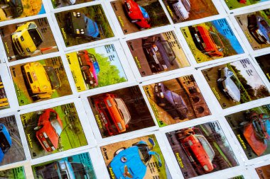 28 Mart 2021, Minsk, Belarus. antika Bombibom sakız ambalajları toplamak hobi.