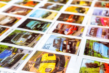 28 Mart 2021, Minsk, Belarus. antika Bombibom sakız ambalajları toplamak hobi.