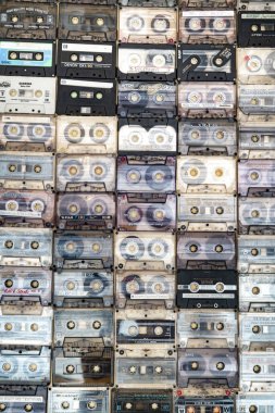 28 Mart 2021, Minsk, Belarus. Büyük bir ses kaseti koleksiyonu. Retro müzik arkaplanı.