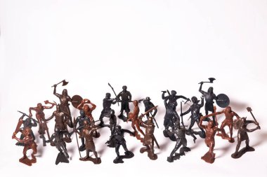 Beyaz arka planda farklı oyuncak asker figürleri..