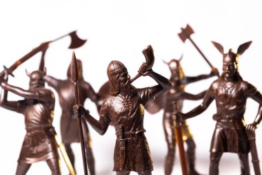 Beyaz arka planda izole edilmiş klasik oyuncak Kahverengi Viking askerleri.